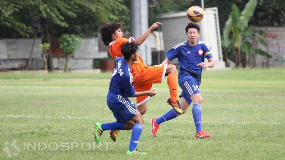 Pemain Persija Jakarta U-21 (tengah) saat berlaga di ajang Liga Sepakbola RAP. - INDOSPORT